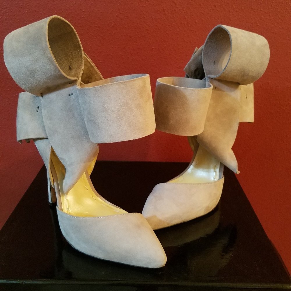 Authentic Aminah Jillil Bow Pump Silver